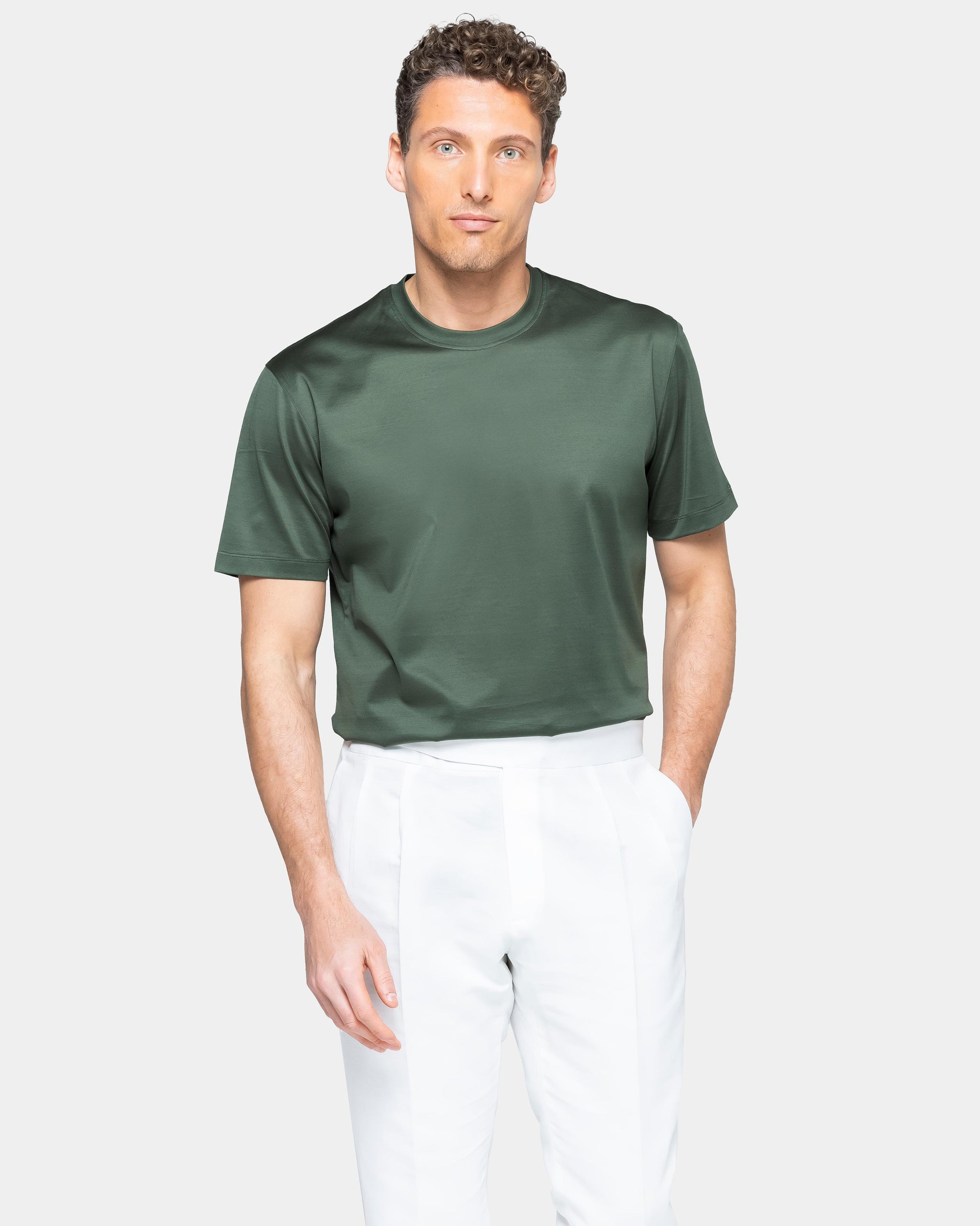 t shirt uomo tinta unita verde militare manica corta classica con stile sartoriale in tessuto lucido 100% cotone pregiato su misura brand filatori fronte1